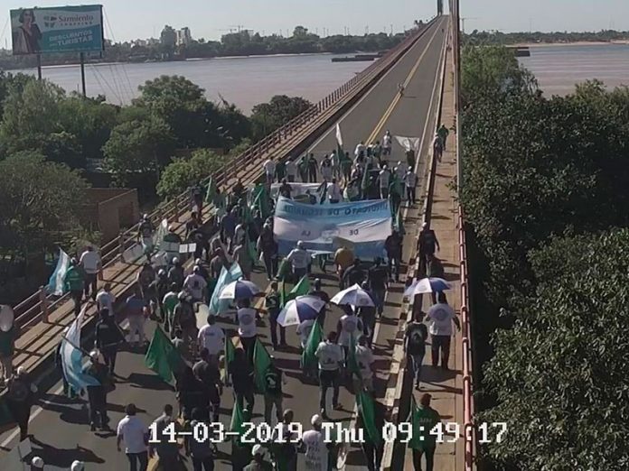 Sindicatos y movimientos sociales se manifestaron contra los tarifazos en el puente Chaco-Corrientes Sindicatos y movimientos sociales se manifestaron contra los tarifazos en el puente Chaco-Corrientes