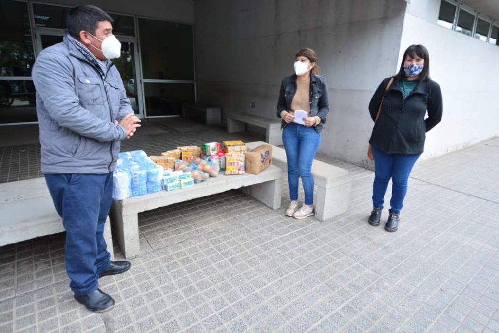 Charole asistió a familiares de niños internados en el Hospital Pediátrico