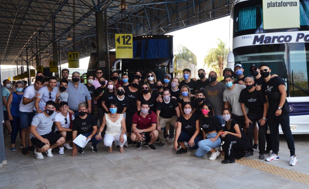 Resistencia: partió la delegación de artistas que competirá en el Pre-Cosquín en Córdoba