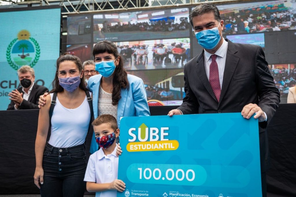 Con el inicio de clases y la vuelta a la presencialidad plena, entregaron la tarjeta estudiantil número 100 mil