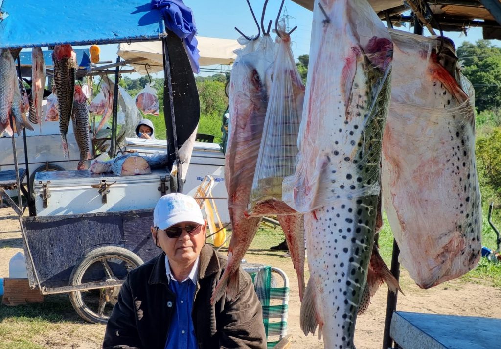 El plato de Semana Santa: pescado fresco a precio accesible en el acceso al puente interprovincial
