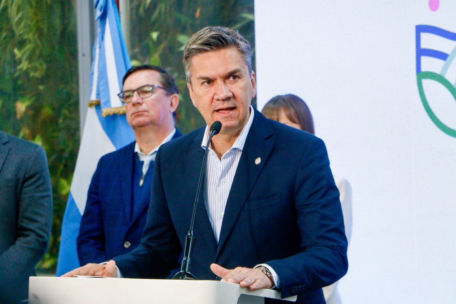 Zdero anunció un 15,56% de aumento salarial para la administración pública Zdero anunció un 15,56% de aumento salarial para la administración pública