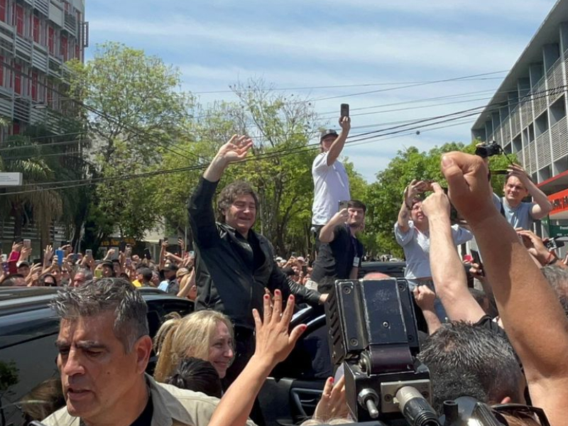 Milei visitó el Chaco y arengó a militantes en la Plaza Belgrano: “Les pido que no aflojen” Milei visitó el Chaco y arengó a militantes en la Plaza Belgrano: “Les pido que no aflojen”