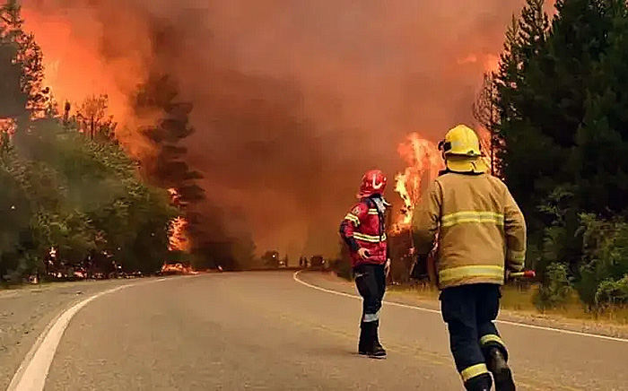 Incendios en Chubut: se reactivaron tres focos e intervienen 500 bomberos Incendios en Chubut: se reactivaron tres focos e intervienen 500 bomberos