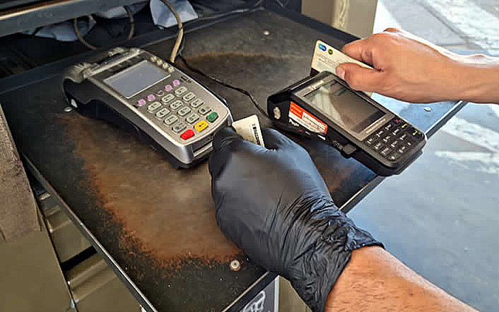 Estacioneros se quejan que las tarjetas se llevan hasta el 22% del ingreso real de las ventas Estacioneros se quejan que las tarjetas se llevan hasta el 22% del ingreso real de las ventas