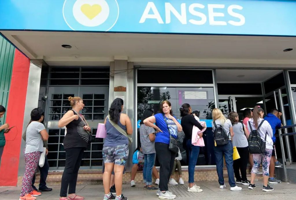 Trabajadores de ANSES reclaman paritarias y denuncian riesgo de desalojo en delegaciones de todo el país Trabajadores de ANSES reclaman paritarias y denuncian riesgo de desalojo en delegaciones de todo el país