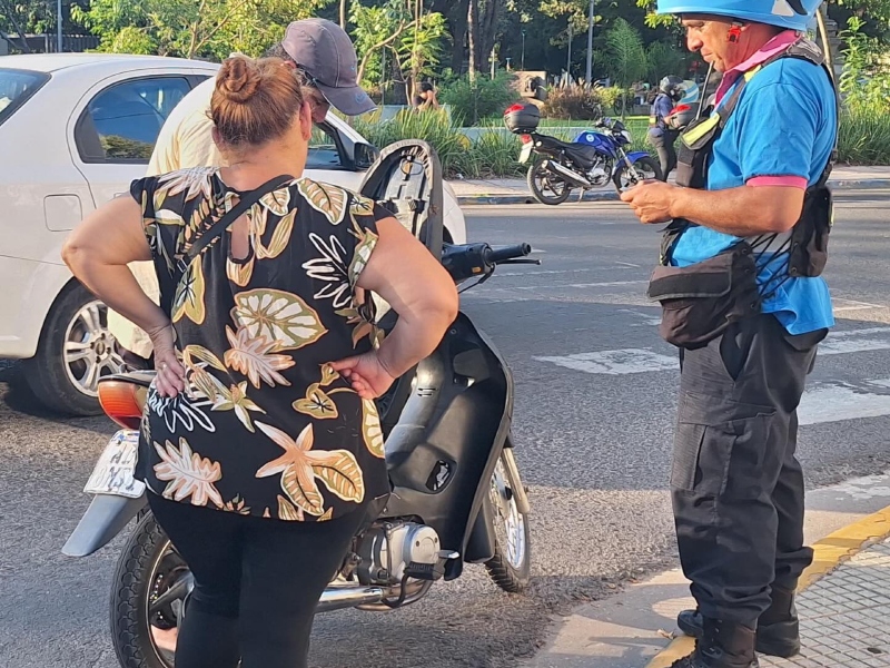Continúan los intensos operativos preventivos por el uso del casco en Resistencia Continúan los intensos operativos preventivos por el uso del casco en Resistencia