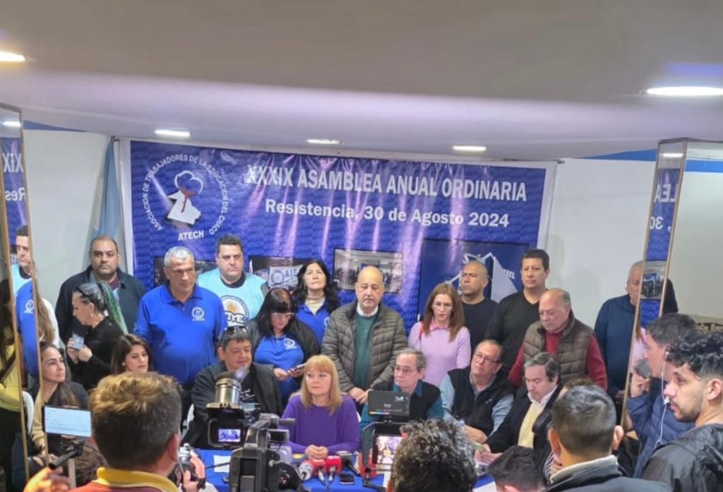 Docentes se movilizan para exigir la actualización salarial y rechazar el dictamen del Procurador contra la cláusula gatillo Docentes se movilizan para exigir la actualización salarial y rechazar el dictamen del Procurador contra la cláusula gatillo