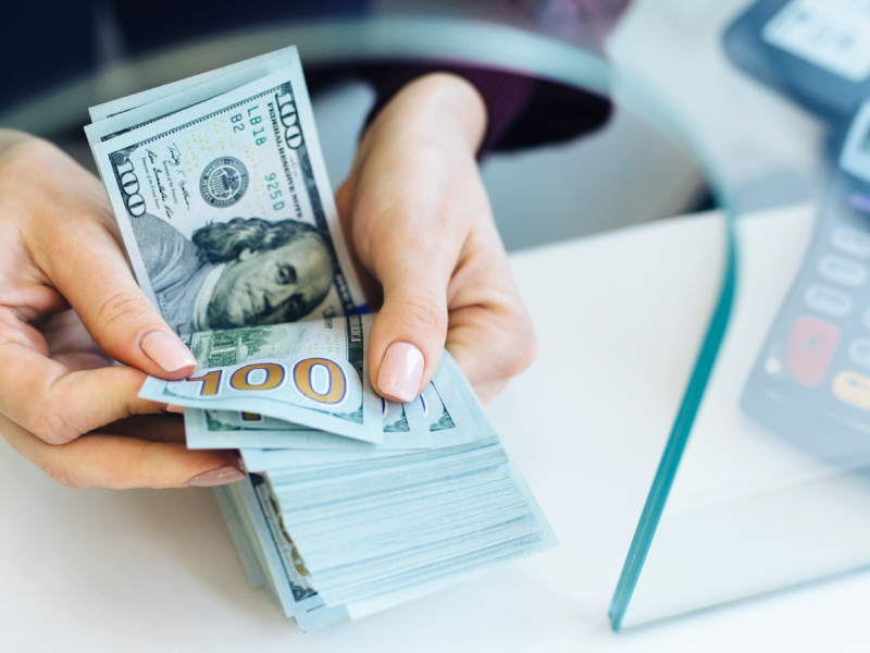 El dólar oficial cayó más de y amplió al máximo en casi dos meses la distancia con el techo de la banda El dólar oficial cayó más de y amplió al máximo en casi dos meses la distancia con el techo de la banda