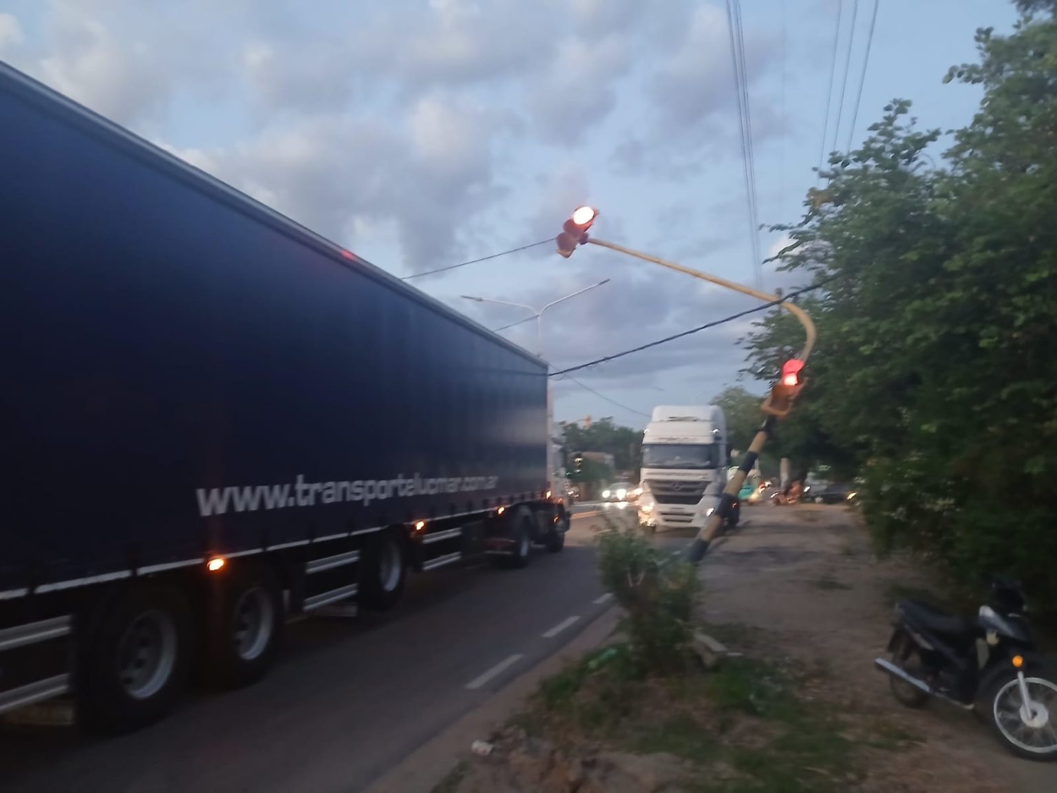 Dos operarios de una contratista de Secheep resultaron lesionados tras un siniestro vial en avenida Sabin Dos operarios de una contratista de Secheep resultaron lesionados tras un siniestro vial en avenida Sabin