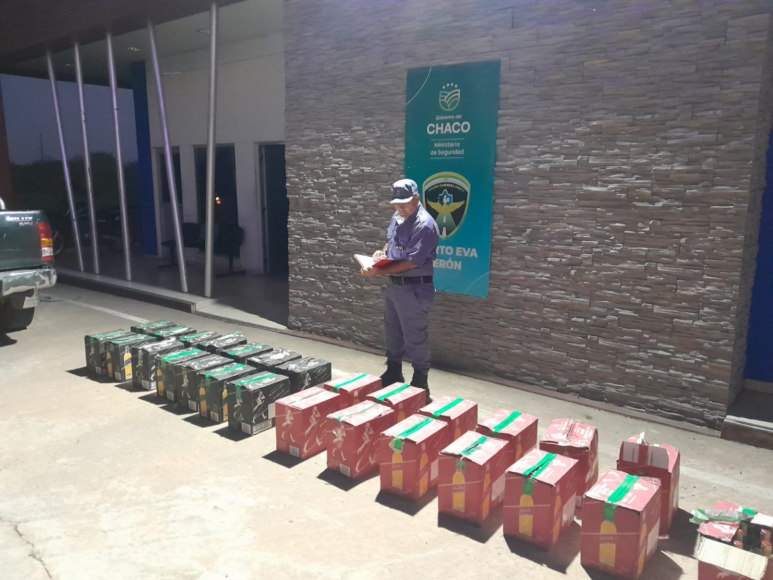 Inspeccionaban vehículos y hallaron gran cantidad de whiskys sin aval aduanero