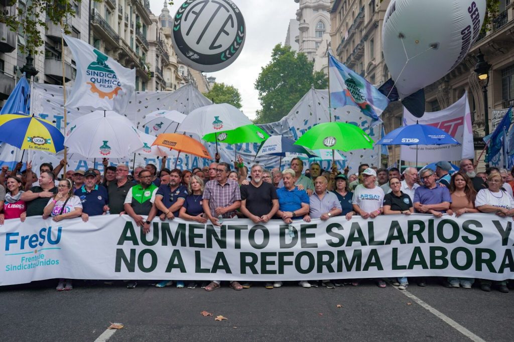 Gremios combativos se cortan de la CGT y lanzan otra movilización al Congreso contra la Reforma Laboral Gremios combativos se cortan de la CGT y lanzan otra movilización al Congreso contra la Reforma Laboral