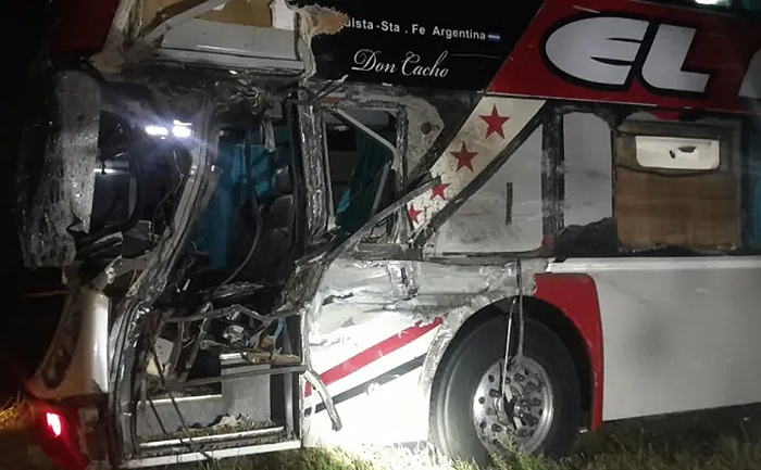 Ruta 11: chocaron de frente un colectivo con 23 pasajeros y un camión sojero Ruta 11: chocaron de frente un colectivo con 23 pasajeros y un camión sojero