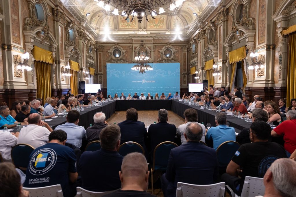 Con respaldo de Cámaras empresarias y de gremios, Kicillof presentó su rechazo a la Reforma Laboral