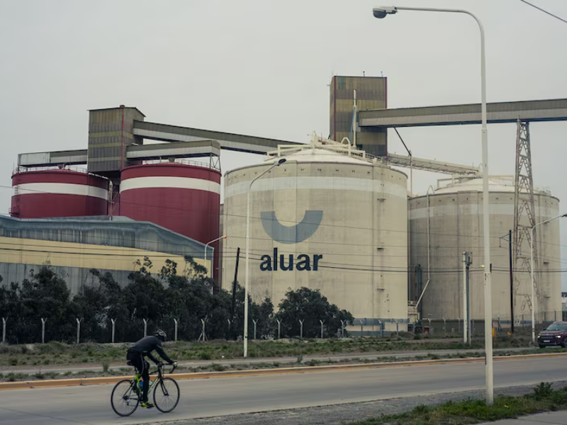 Ahora Milei va contra Aluar: levantan el derecho antidumping sobre foil de aluminio chino Ahora Milei va contra Aluar: levantan el derecho antidumping sobre foil de aluminio chino