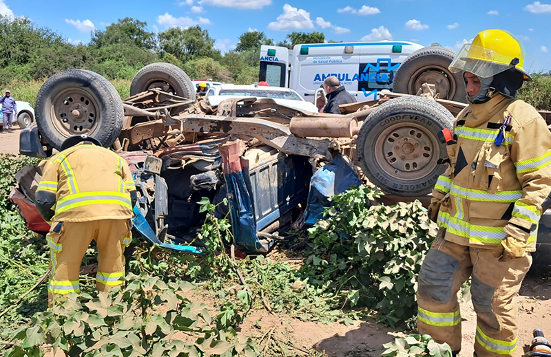 Choque frontal entre dos camionetas dejó varios heridos y un conductor atrapado Choque frontal entre dos camionetas dejó varios heridos y un conductor atrapado