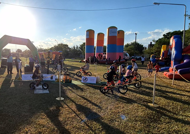 Fiesta de chicos y grandes en el Barrio San Fernando con la propuesta municipal de verano Fiesta de chicos y grandes en el Barrio San Fernando con la propuesta municipal de verano