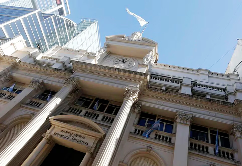 El Banco Central compró dólares pero las reservas perforaron los USD 45.000 millones por un pago de deuda El Banco Central compró dólares pero las reservas perforaron los USD 45.000 millones por un pago de deuda