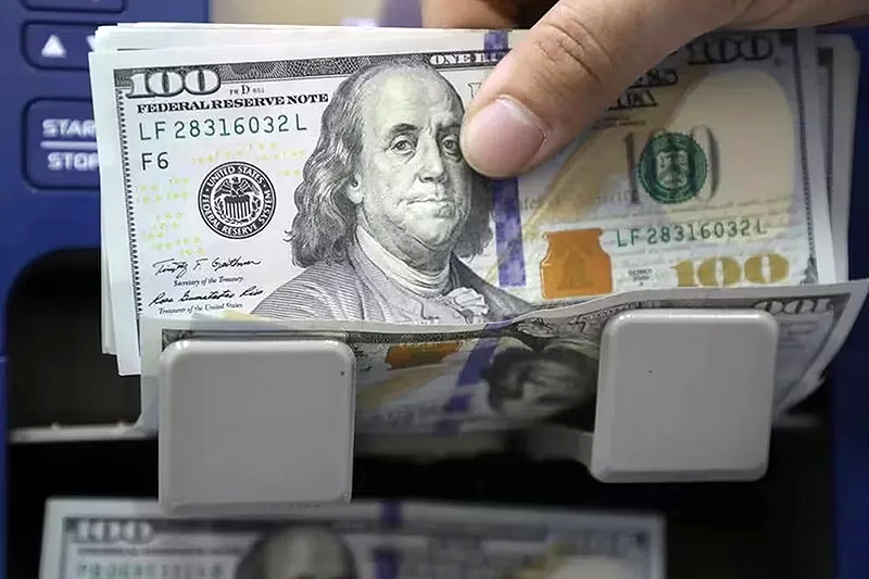 El dólar oficial cayó por segunda jornada consecutiva y la distancia con el techo de la banda tocó un máximo de 9 meses El dólar oficial cayó por segunda jornada consecutiva y la distancia con el techo de la banda tocó un máximo de 9 meses