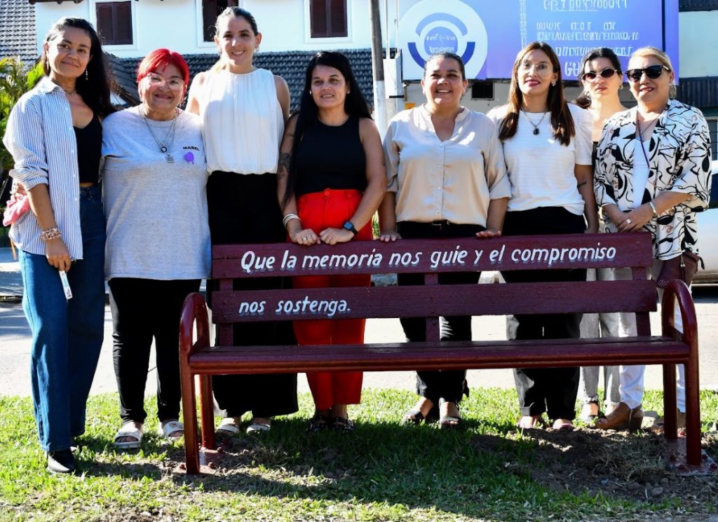 Un nuevo banco rojo en Resistencia para visibilizar la lucha contra la violencia hacia las mujeres