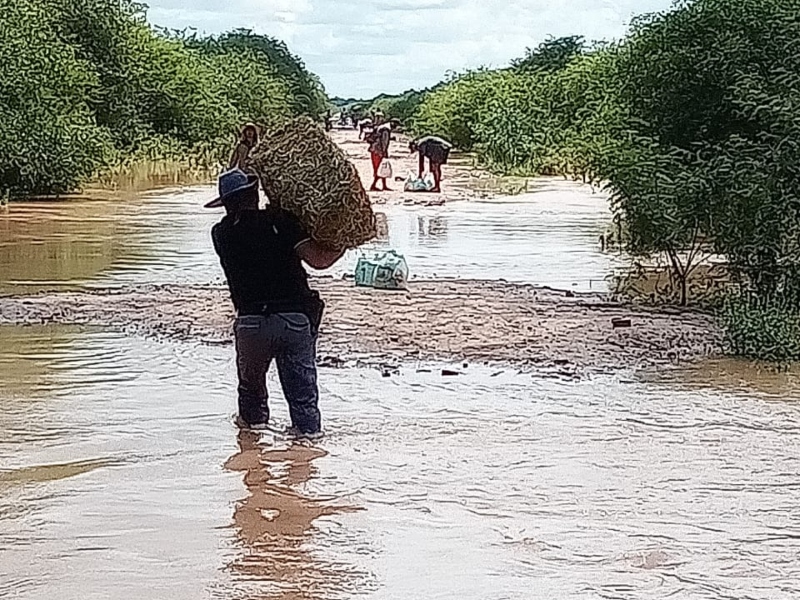 La Policía del Chaco se sumó a la asistencia a familias afectadas por la creciente del Río Bermejo La Policía del Chaco se sumó a la asistencia a familias afectadas por la creciente del Río Bermejo