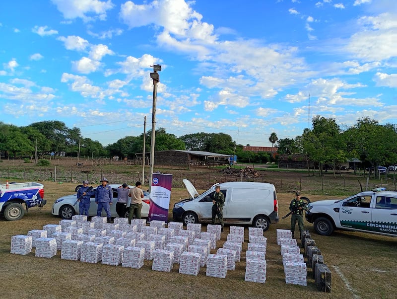 Huyó de un control policial y abandonó una camioneta con 60 cajas de cigarrillos ilegales Huyó de un control policial y abandonó una camioneta con 60 cajas de cigarrillos ilegales