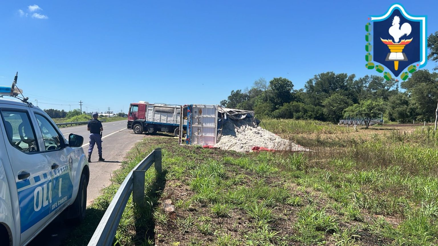Volcó un acoplado cargado con semillas de algodón en ruta 16, en cercanías a Avia Terai