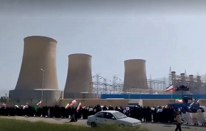 Iraníes forman cadenas humanas frente a centrales eléctricas y puentes ante las amenazas de Trump Iraníes forman cadenas humanas frente a centrales eléctricas y puentes ante las amenazas de Trump