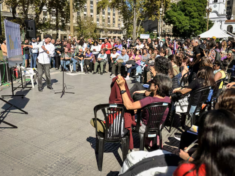 Docentes, investigadores y estudiantes hicieron clases públicas reclamando el presupuesto que marca la ley Docentes, investigadores y estudiantes hicieron clases públicas reclamando el presupuesto que marca la ley
