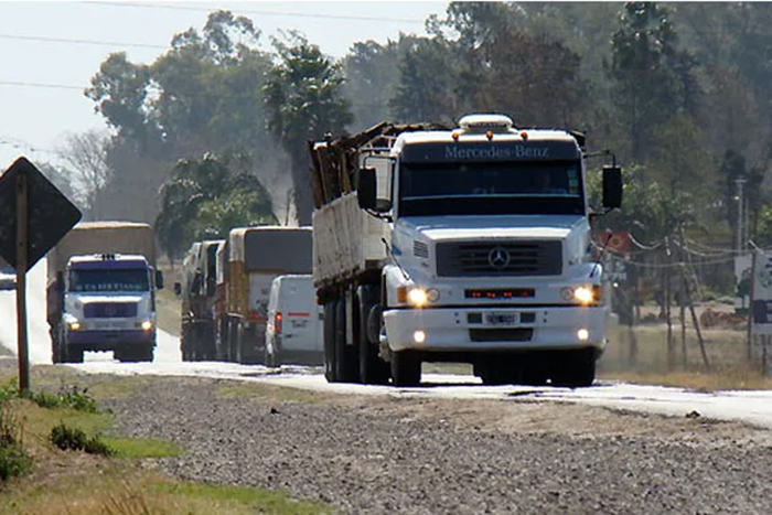 Transportistas sostienen el reclamo en todo el país y presionan por una suba de tarifas Transportistas sostienen el reclamo en todo el país y presionan por una suba de tarifas