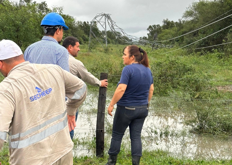 Intensos trabajos de SECHEEP para reestablecer el servicio eléctrico tras el tornado registrado en Colonia Popular y Laguna Blanca Intensos trabajos de SECHEEP para reestablecer el servicio eléctrico tras el tornado registrado en Colonia Popular y Laguna Blanca
