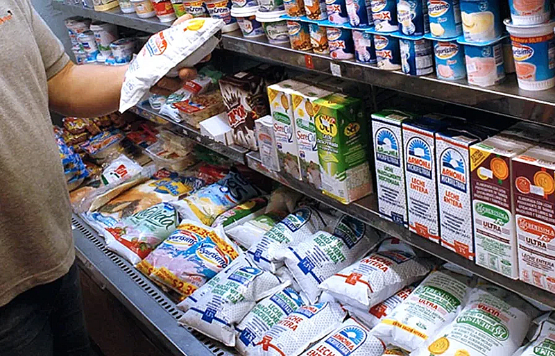 El pueblo no puede comprar leche: se derrumbó casi 8% el consumo de lácteos en febrero El pueblo no puede comprar leche: se derrumbó casi 8% el consumo de lácteos en febrero