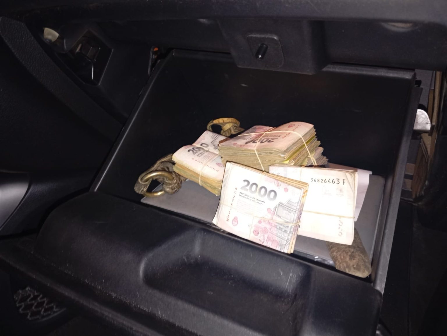 Allanamientos antidrogas: dos aprehendidos, secuestro de cocaína, marihuana, dinero y un revólver