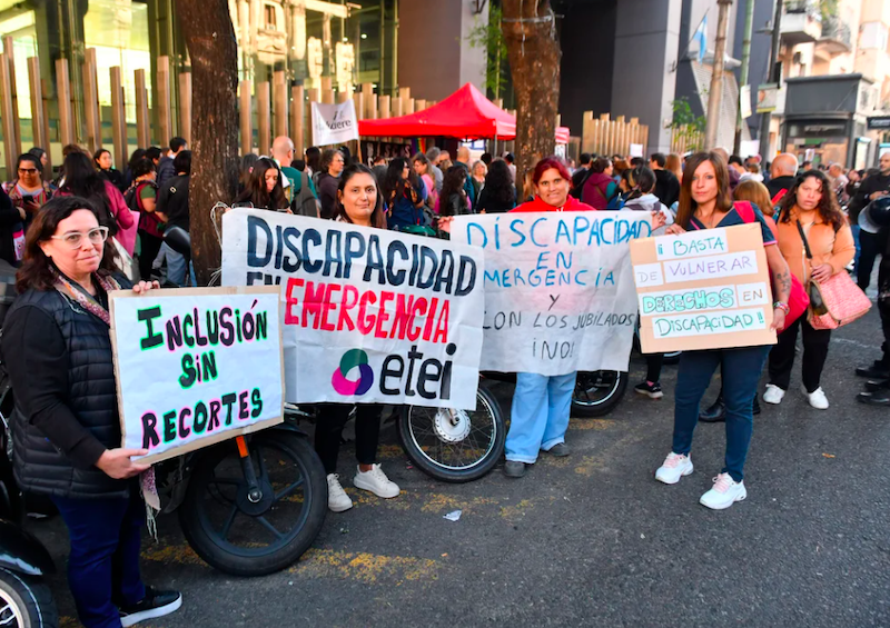 Discapacidad: organizaciones se movilizaron al Ministerio de Economía Discapacidad: organizaciones se movilizaron al Ministerio de Economía