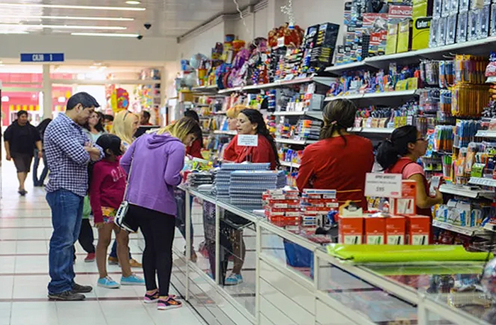 Habrá aumento y aguinaldo para empleados de comercio desde junio Habrá aumento y aguinaldo para empleados de comercio desde junio
