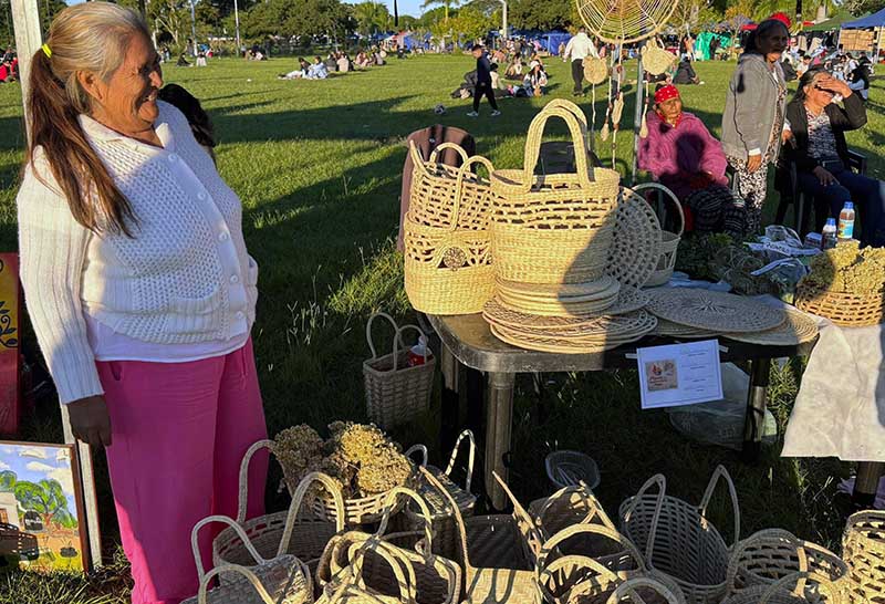 “Manos de nuestra tierra” con exitoso Encuentro de Artesanos Originarios en el Parque de la Democracia “Manos de nuestra tierra” con exitoso Encuentro de Artesanos Originarios en el Parque de la Democracia