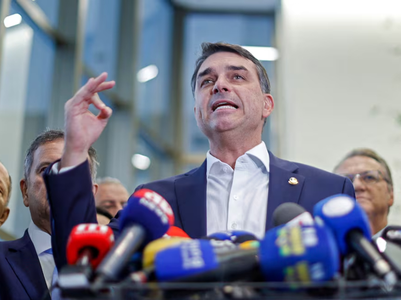 Brasil: Flávio Bolsonaro pidió a la Justicia retirar del aire un sondeo en el que pierde 6 puntos Brasil: Flávio Bolsonaro pidió a la Justicia retirar del aire un sondeo en el que pierde 6 puntos