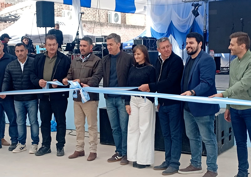 Zdero acompañó la 28° Fiesta Provincial del Cerdo e inauguró nuevas obras en el Club Cooperativista de Charata Zdero acompañó la 28° Fiesta Provincial del Cerdo e inauguró nuevas obras en el Club Cooperativista de Charata