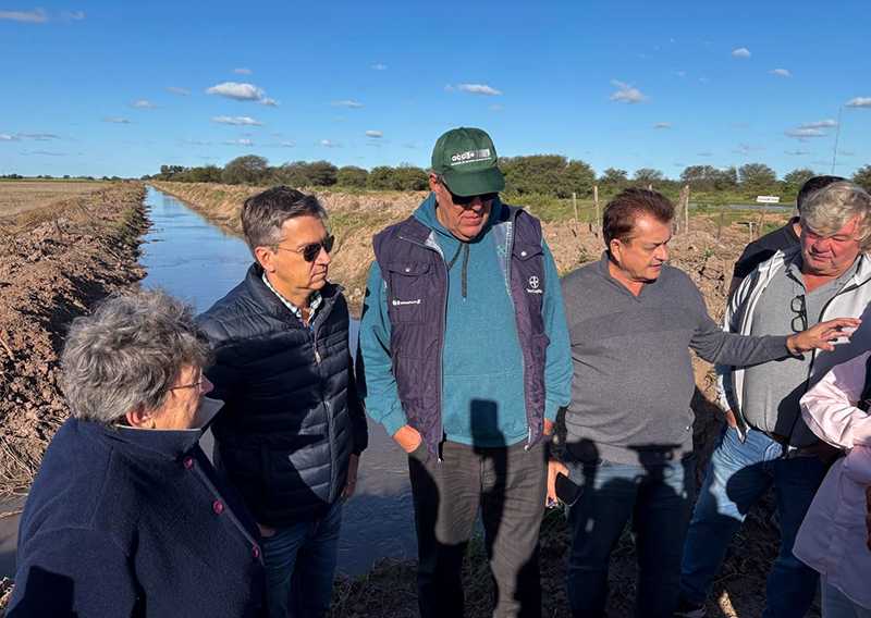 Zdero supervisó las obras de saneamiento, limpieza y desagües para asistir a productores en La Clotilde Zdero supervisó las obras de saneamiento, limpieza y desagües para asistir a productores en La Clotilde