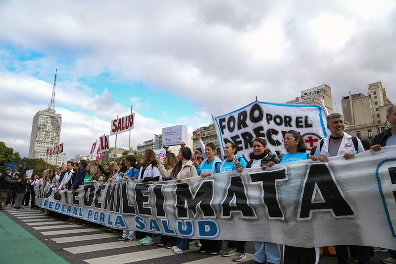 Sistema sanitario en emergencia: una multitud marchó contra el ajuste de Milei en salud Sistema sanitario en emergencia: una multitud marchó contra el ajuste de Milei en salud