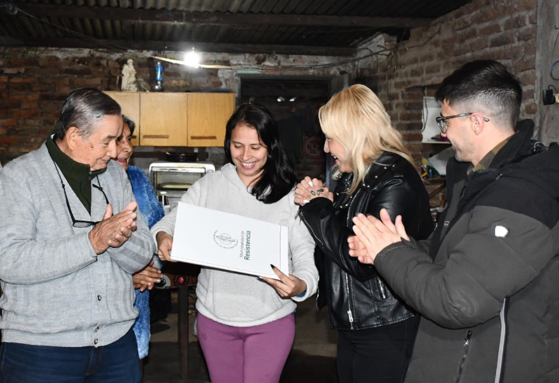 Sueño cumplido para más vecinos de Resistencia que ya tienen sus títulos de propiedad Sueño cumplido para más vecinos de Resistencia que ya tienen sus títulos de propiedad