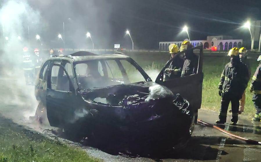 Una falla eléctrica provocó el incendio y destrucción total de un auto sobre colectora de ruta 16 Una falla eléctrica provocó el incendio y destrucción total de un auto sobre colectora de ruta 16