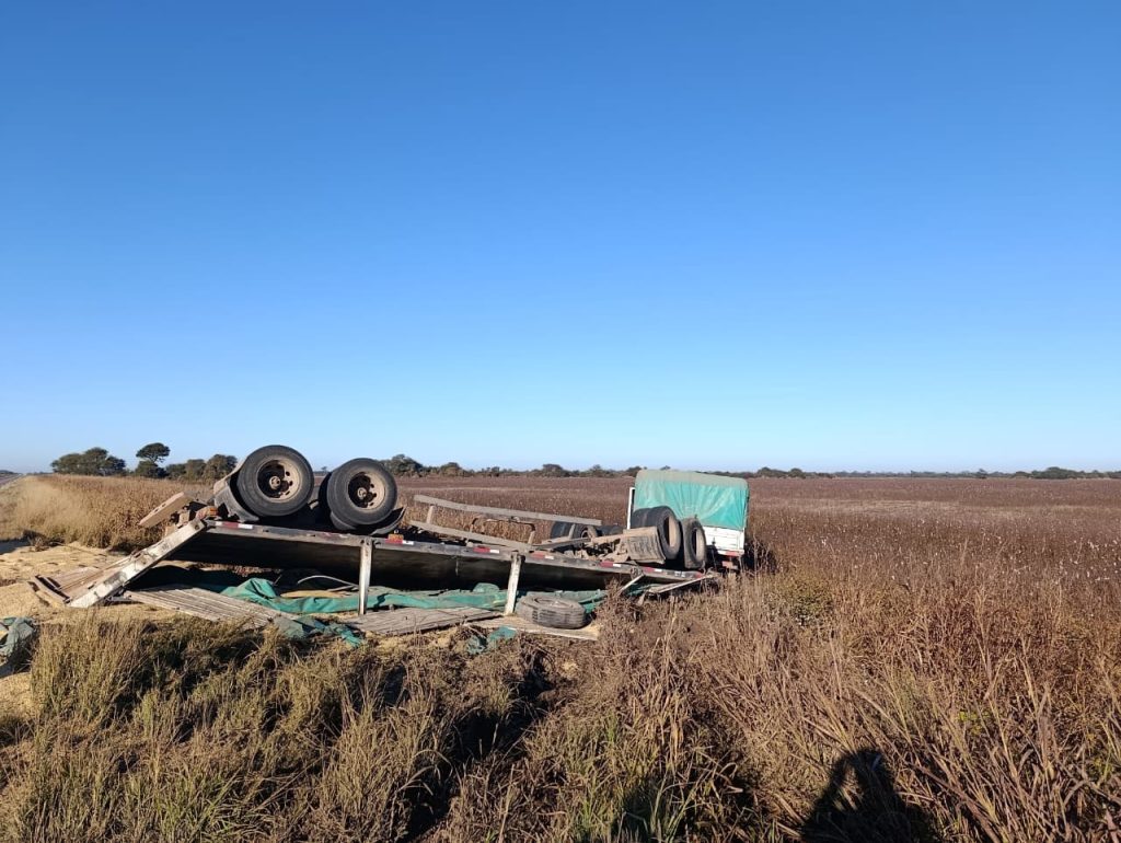 Hermoso Campo: despiste de camión provocó derrame de soja sobre la Ruta Provincial 5