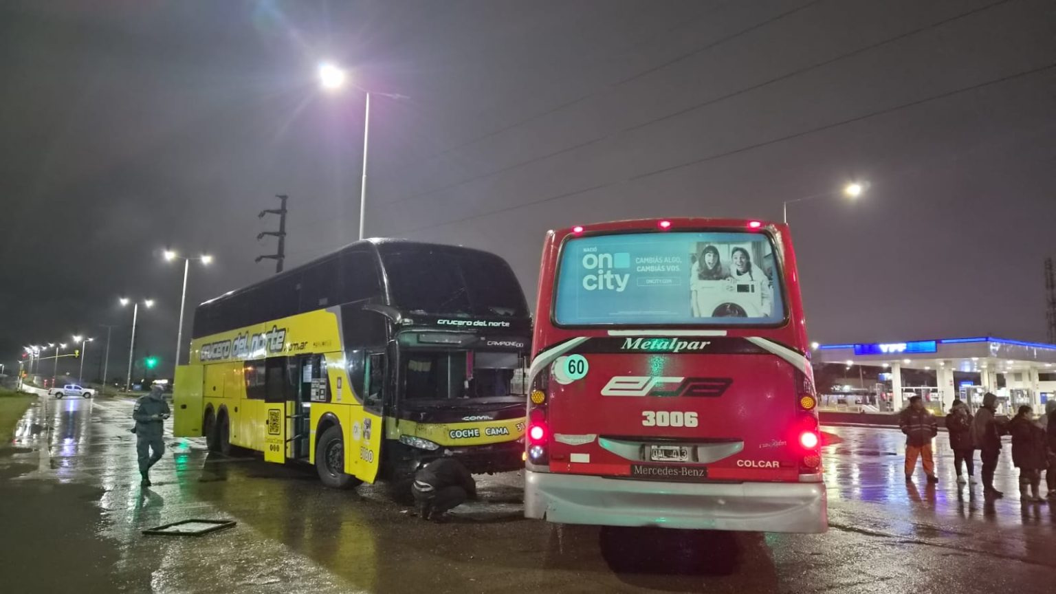 Choque entre dos colectivos en la intersección de ruta 11 y avenida Alvear Choque entre dos colectivos en la intersección de ruta 11 y avenida Alvear