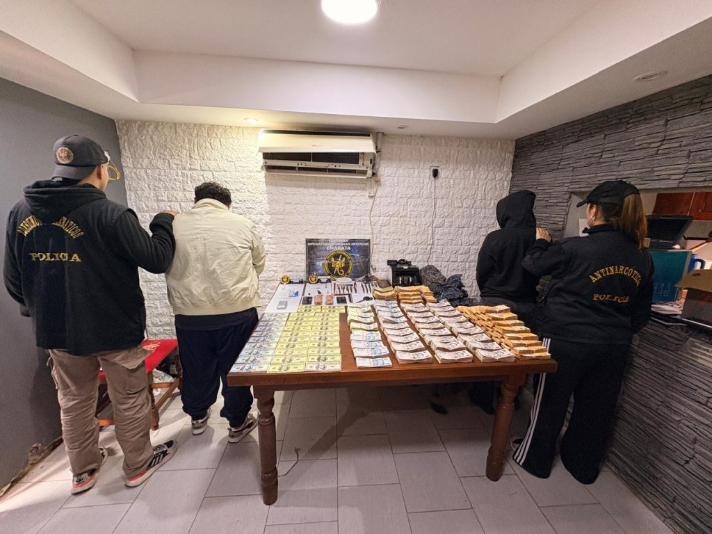 Importantes allanamientos antidrogas con secuestro de cocaína, dinero, armas y dólares falsos Importantes allanamientos antidrogas con secuestro de cocaína, dinero, armas y dólares falsos