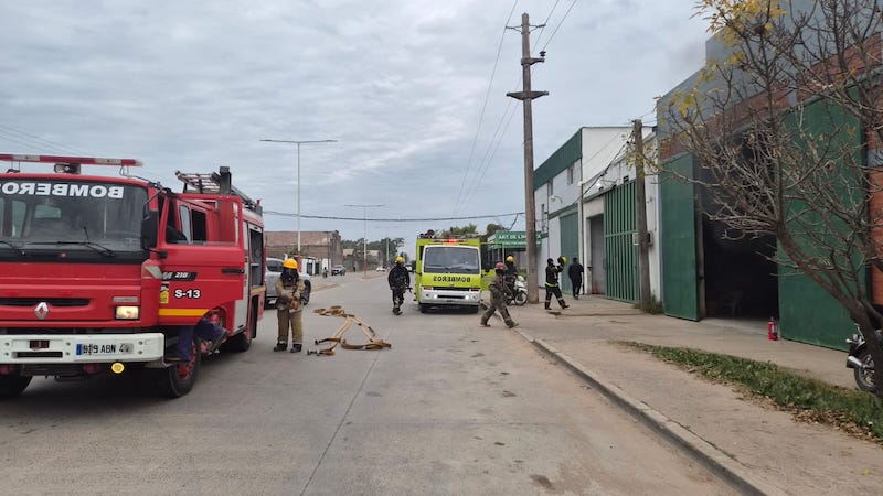 Incendio en un taller metalúrgico sobre avenida Alvear: controlaron el fuego y no hubo heridos Incendio en un taller metalúrgico sobre avenida Alvear: controlaron el fuego y no hubo heridos