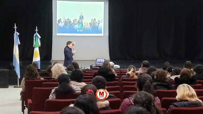 Docentes y estudiantes participaron de una jornada sobre ceremonial en Las Breñas Docentes y estudiantes participaron de una jornada sobre ceremonial en Las Breñas