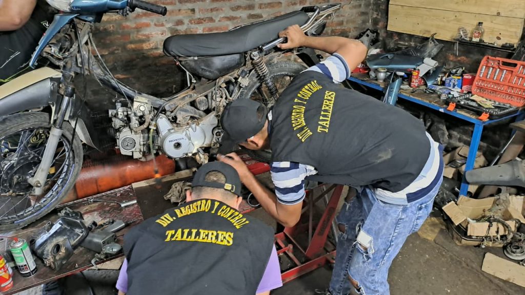 Inspección en talleres de motos en Fontana terminó con el secuestro de un motor robado