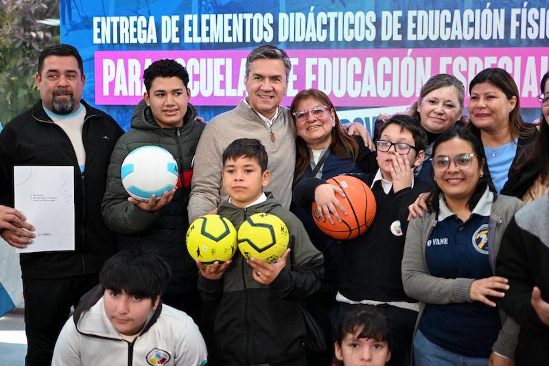El gobernador entregó elementos didácticos a escuelas de educación especial: “La inclusión se practica todos los días” El gobernador entregó elementos didácticos a escuelas de educación especial: “La inclusión se practica todos los días”