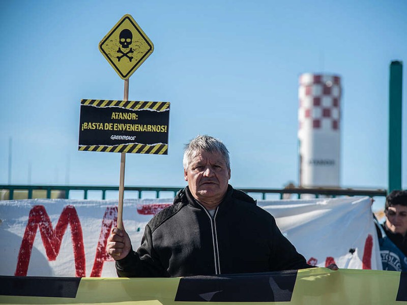 Greenpeace y FOMEA denuncian contaminación en el Río Paraná por el desarme de Atanor Greenpeace y FOMEA denuncian contaminación en el Río Paraná por el desarme de Atanor